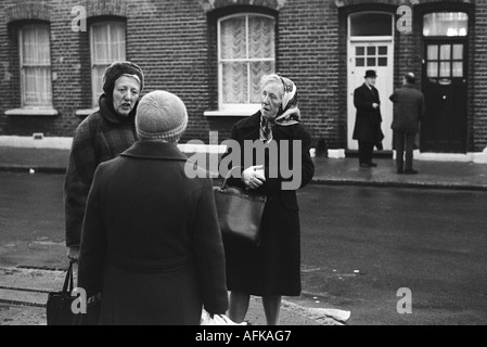 Die britische Straßenszene der 1970er Jahre der Arbeiterklasse. Drei Frauen mittleren Alters sprechen auf ihrer Straße South London England 1976 1970s UK HOMER SYKES Stockfoto