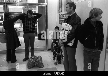 Januar-Verkäufe in Großbritannien und London. Oxford Street der erste Tag der Neujahrsverkäufe im Januar London England 1976 1970er Jahre HOMER SYKES Stockfoto