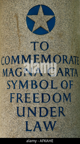 Zum Gedenken an Magna Carta Symbol of Freedom Under Law, Inschriftplakette am Magna Carta Memorial, Runnymede Surrey England 2006 2000s UK HOMER SYKES Stockfoto