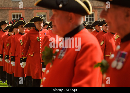 Royal Hospital Chelsea Pensioners bei der jährlichen Gründerparade London SW3 England, Uniform, Tricornhüte, Eichenblätter. 2006 2000er Jahre HOMER SYKES Stockfoto