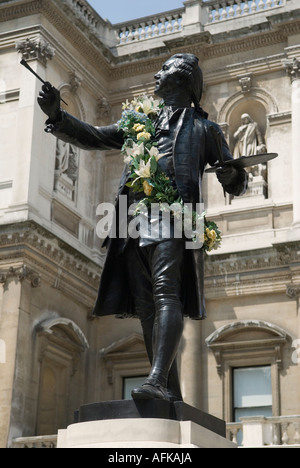 Statue von Sir Joshua Reynolds außerhalb der Royal Academy of Arts Burlington House Piccidilly central London W1 England Stockfoto