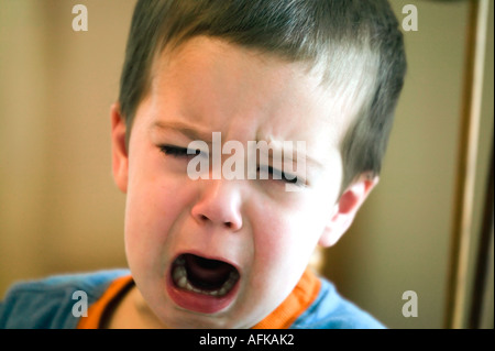 Porträt des kleinen jungen Weinen Stockfoto