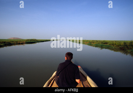 Ein Tourist sitzt auf einer Pinasse (motorisierte Riverboat), da es macht Weg entlang des Niger-Flusses Stockfoto