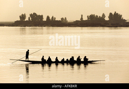 Ein Einbaum mit Passagieren geladen ist entlang des Niger-Flusses in der Nähe von Mopti gepolt. Stockfoto