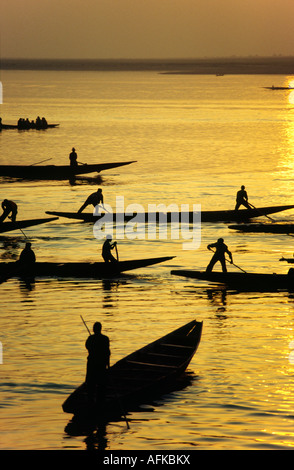 Pirogen (Fluß Niger Wassertaxis) drängeln sich um eine eingehende Passagier-Fähre in der Nähe von Hafen von Mopti gerecht zu werden. Stockfoto