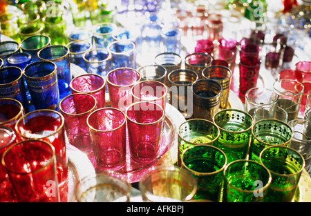 Bunte marokkanische Glaswaren in den Souks von Marrakesch Stockfoto