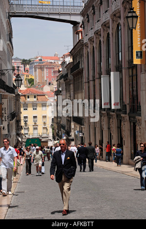 Lissabons elegantesten und geschäftigen Einkaufsstraßen - Rua do Carmo, Lissabon, Portugal Stockfoto