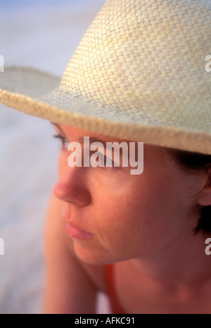 Frau am Strand tragen Badeanzug und Strohhut in Malediven Indischer Ozean freigegeben Modellbild Stockfoto