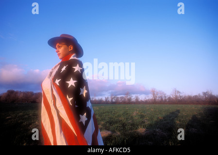 Junge Coyboy Hut gewickelt in amerikanische Flagge Modellbild veröffentlicht Stockfoto