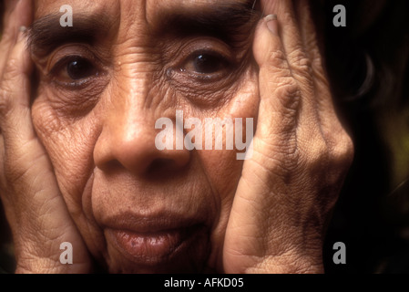 Gesicht der älteren Frau auf der Insel Bali in Indonesien Südost-Asien veröffentlicht Modellbild Stockfoto