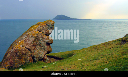 Bardsey Island vom Mynydd Mawr Trwyn Maen Melyn Standing Stone Cardigan Bay Wales U K Europa Ynys Enlli Lleyn Halbinsel Stockfoto