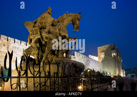 Eine Statue von Saladin steht vor der Zitadelle, Damaskus, Syrien Stockfoto