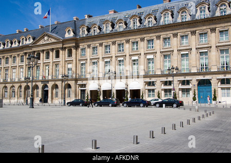 Frankreich-Ile de France Paris Place Vendome Limousinen außerhalb 5-Sterne-Hotel Ritz vom Bundesministerium der Justiz mit der französischen Trikolore Stockfoto