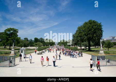 Frankreich-Ile de France Paris Touristen Fuß durch den Jardin des Tuileries Garten auf den Champs-Elysées unter blauem Himmel. Stockfoto