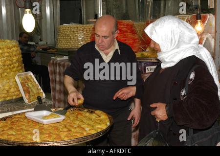 Verkauf von Kuchen in der alten Markt Stadt Jerusalem Israel Stockfoto