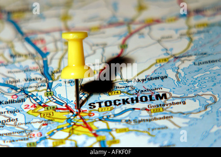 Karte-Pin zeigt nach Stockholm auf einer Straßenkarte Stockfoto