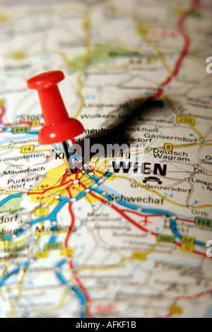 Karte-Pin zeigt nach Wien auf einer Straßenkarte Stockfoto