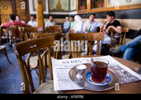 Teetrinken in dem berühmten Al Nawfara-Café im alten Damaskus, Syrien Stockfoto