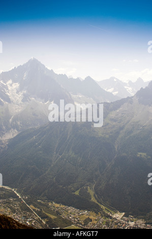 Aiguille Verte Gipfel und das Tal von Chamonix gesehen vom Gipfel des Brévent, Haute Savoie, Französische Alpen Stockfoto