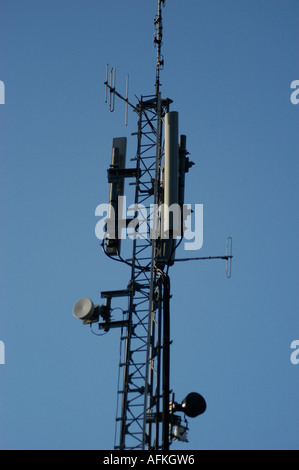 Handy-Netz-Sendemast vor blauem Himmel Stockfoto