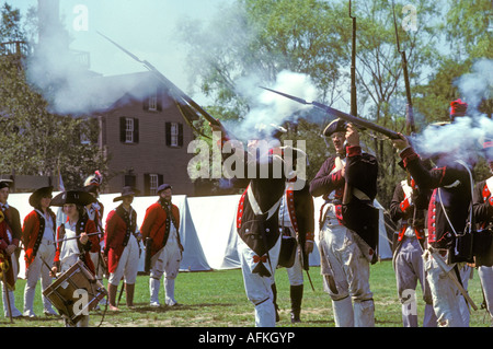 Britische Soldaten amerikanischer revolutionärer Krieg Reenactors Feuer Gewehr volley Stockfoto