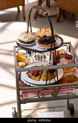 Servierwagen mit köstlichen Desserts, Obst Torten und Crêpes Stockfoto