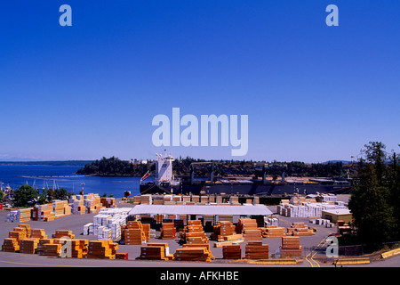 Chemainus, Vancouver Island, BC, Britisch-Kolumbien, Kanada - Holz gestapelt in Hof, bereit für den Export per Schiff Frachter Versand Stockfoto