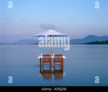 Abendessen "Wurst-Baum-Stil" in den Sambesi mit der Kulisse des sambischen Escarpment, Sambia Stockfoto