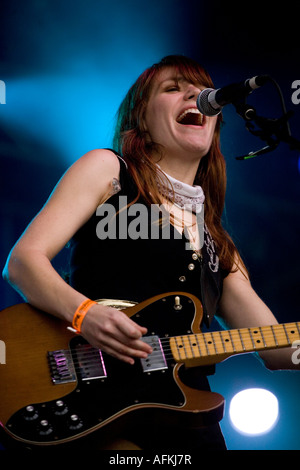 Rilo Kiley-Sängerin Jenny Lewis auf der Bühne beim Musikfestival in Schottland verbinden Stockfoto