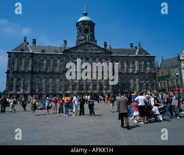 HOLLAND Niederlande Noord-Holland Amsterdam Damm Square und königlicher Palast mit Touristen im Vordergrund Stockfoto