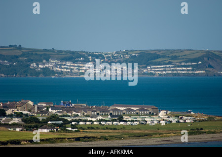 Ansicht von Aberaeron mit New Quay in der Ferne Ceredigion Wales Cymru, Cardigan Bay Küste Sommernachmittag Stockfoto