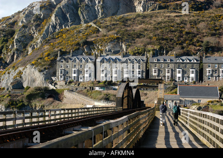 Menschen, die zu Fuß über der Schiene und Fuß Brücke über die Mündung des Mawddach Abermaw Barmouth Snowdonia Gwynedd North Wales UK Stockfoto