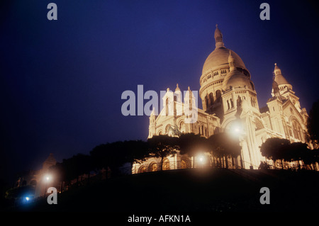 Sacre Coeur leuchtet nachts mit Flutlicht, Paris, Frankreich. Stockfoto