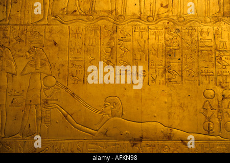 Hieroglyphen auf gold Grab Tutanchamuns im ägyptischen Museum in Kairo, Ägypten. Stockfoto