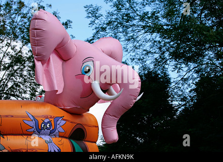 Großer aufblasbarer Elefant aus rosa Kunststoff auf der Hüpfburg der Arche Noah Stockfoto