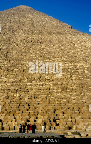 Kheops große Pyramide mit Touristen stehen an der Basis - Gizeh-Ägypten Stockfoto