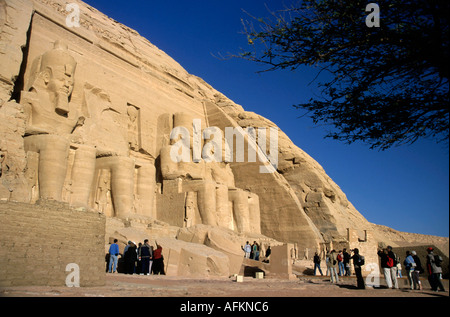 Ägypten, Abu Simbel: Touristen und die vier riesigen Statuen an Ramses Ii. Tempel Stockfoto