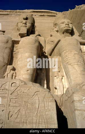 Zwei von den vier riesige Statuen an Ramses Ii Tempel in Ägypten Abu Simbel Stockfoto