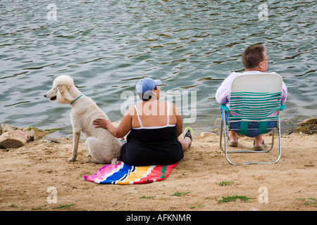 Eine Familie mit Hunden ist auf dem Ufer von Boulder Bay Big Bear Lake California Deutschland Angeln. Stockfoto