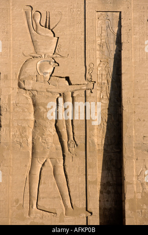 Die alte ägyptische Gott Horus geformt, an der Wand den ersten Pylon am Tempel von Edfu, Edfu, Ägypten. Stockfoto