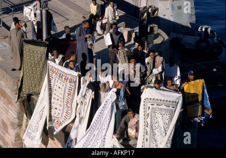 Handwerk-Verkäufer anzeigen Tischdecken für Touristen an Bord eines Kreuzfahrtschiffes Segeln Nil, Esna, Ägypten. Stockfoto