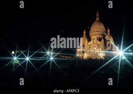 Sacre Coeur leuchtet nachts mit Flutlicht, Paris, Frankreich. Stockfoto