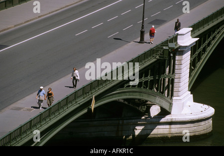 Menschen über die Pont de Sully-Brücke über die Seine in Paris, Frankreich. Stockfoto