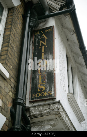 Antike Bücher Shop anmelden an der Fassade des Sun Inn, ein ehemaliger 14. Jahrhundert Gebäude in Saffron Walden, Essex, England, UK Stockfoto