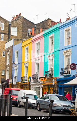 Bunte Häuser über Antiquitätenläden in Portobello Road London England UK Stockfoto