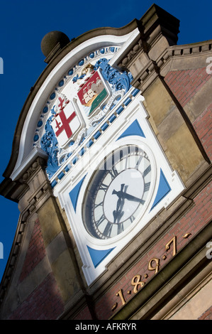 Uhr und Wappen am Eingang nach Windsor Royal Shopping Centre Berkshire England Stockfoto