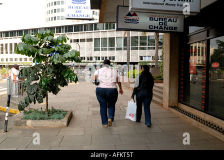 Zwei junge afrikanische Frauen zu Fuß nach unten Kimathi Street Nairobi Kenia in Ostafrika Stockfoto