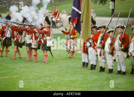 Britische Soldaten amerikanischer revolutionärer Krieg Reenactors marschieren in Formation Milita Schießen Gewehr Gewehre Volley ball Stockfoto