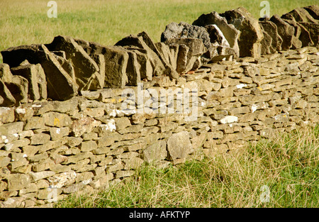 Trockenmauer in der Nähe von Cotswold Dorf des unteren Schlachtung Gloucestershire England UK Stockfoto