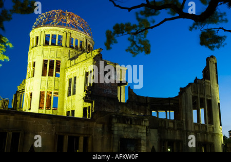 A Bomb Dome in Hiroshima zum Gedenken an den zweiten Weltkrieg atomaren Angriff ist nachts beleuchtet Stockfoto